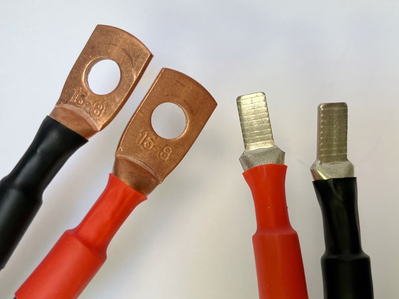Комплект кабелів для під'єднання акумуляторних батарей із клемами М8, 1 м, мідь, переріз 10 мм 14193 фото
